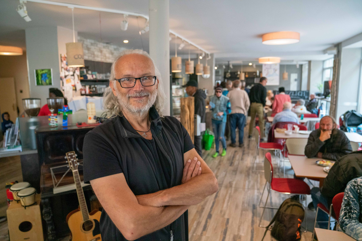 Volker Sommerfeldt vor der Kuchentheke im Café