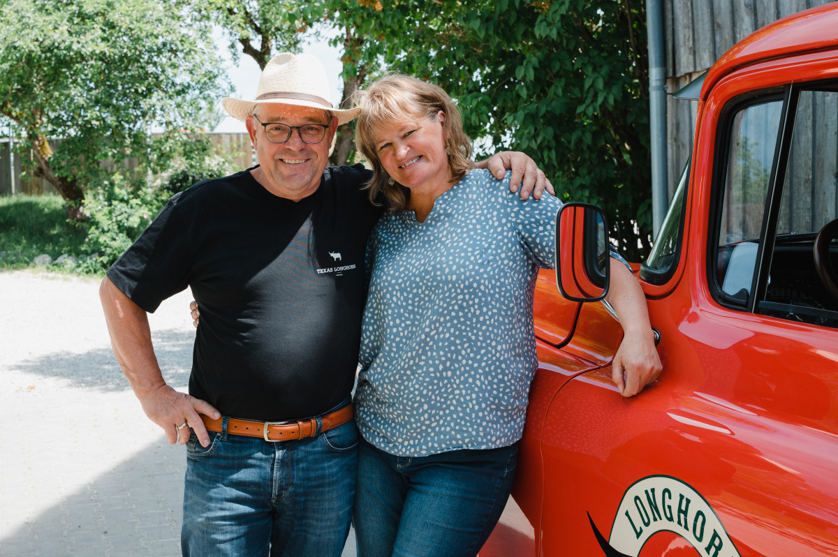 Alexander und Anne Leichtenstern auf ihrem Hof vor einem Pick-up-Truck.