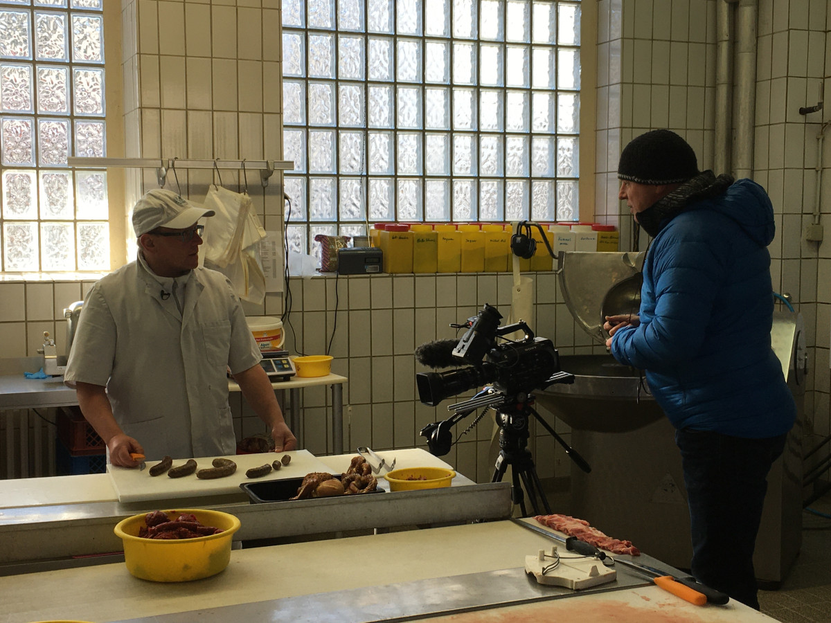 Dokumentarfilmer Karsten Scheuren im Schlachthof bei Metzger Mirko Göttfert
