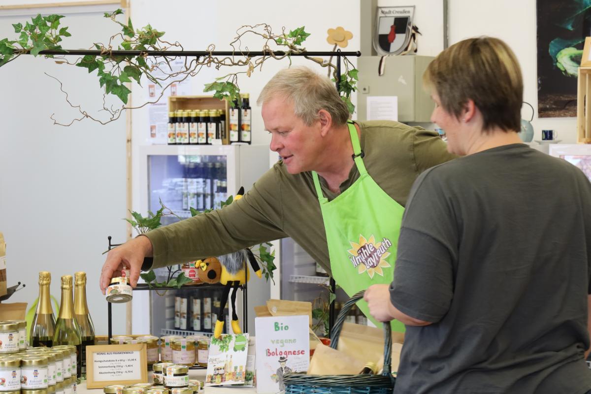 Man sieht die Gründer der Ölmühle Bayreuth. Die Manufaktur stellt hochwertige regionale Produkte her.