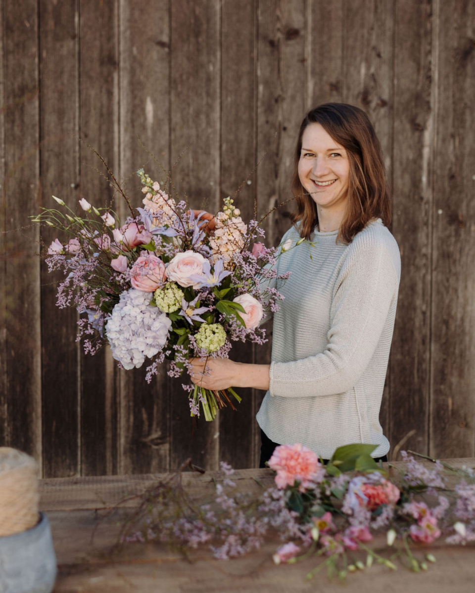 Eine junge Frau mit einem Blumenstrauß