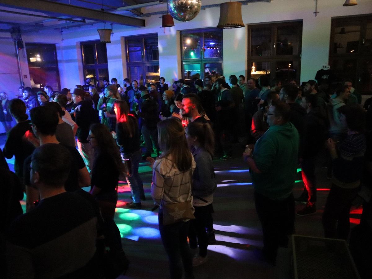 Man sieht ein Musik-Event in der WERKSTØD. Solche Veranstaltungen stellen die Jugendlichen dort selbst auf die Beine.