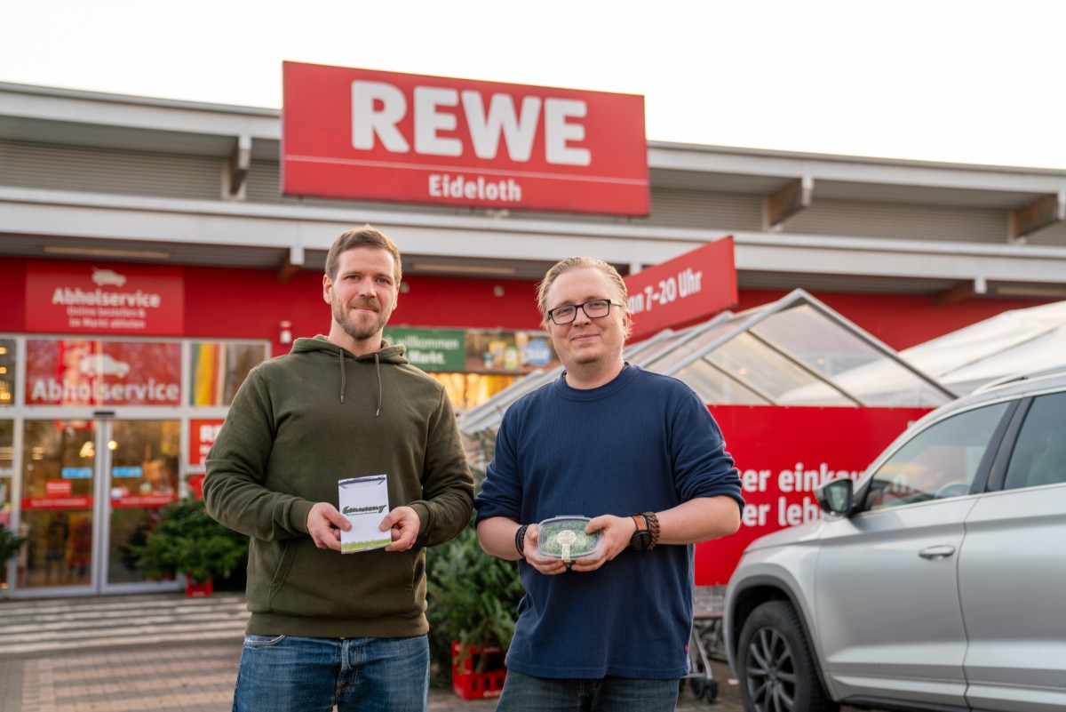 Heimatunternehmer Christoph Schuberth (links im Bild) und Rewe-Inhaber Martin Eideloth vor dem Rewe in Mistelgau.