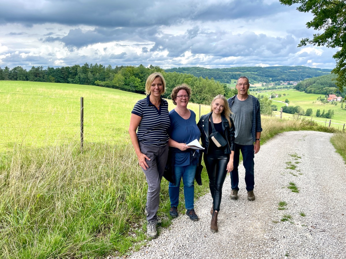 Auf einem Feldweg stehen Bayreuther Regionalmanagerin Eva Rundholz, HeimatEntwicklerin Marion Deinlein, Wirtschaftsförderin und Bayreuther-Land-Geschäftsführerin Jana-Lisa Mönch und Heimatunternehmer Wolf von Aufseß.