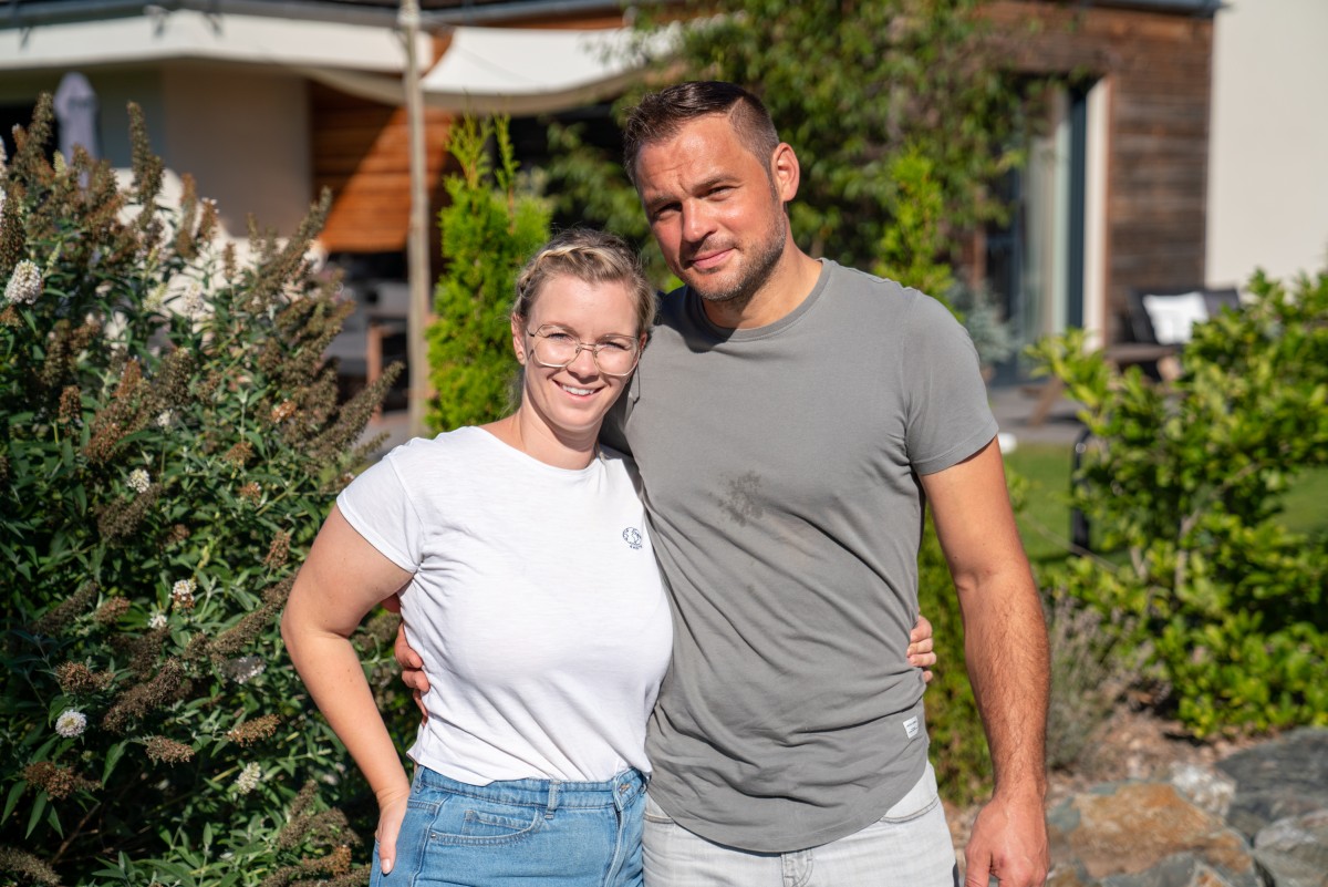 Anke und Alexander Weiß auf ihrem Hof in Hochstahl.