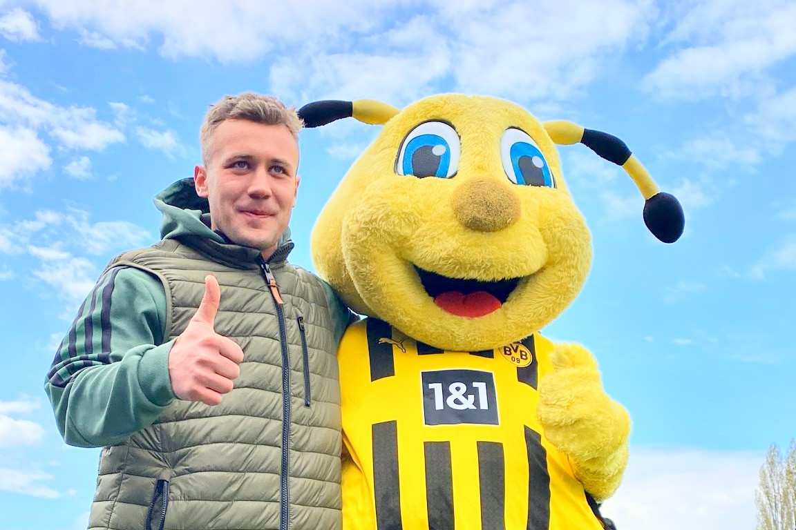 Bionero-Geschäftsführer Aaron Saßmannshausen mit BVB-Maskottchen EMMA