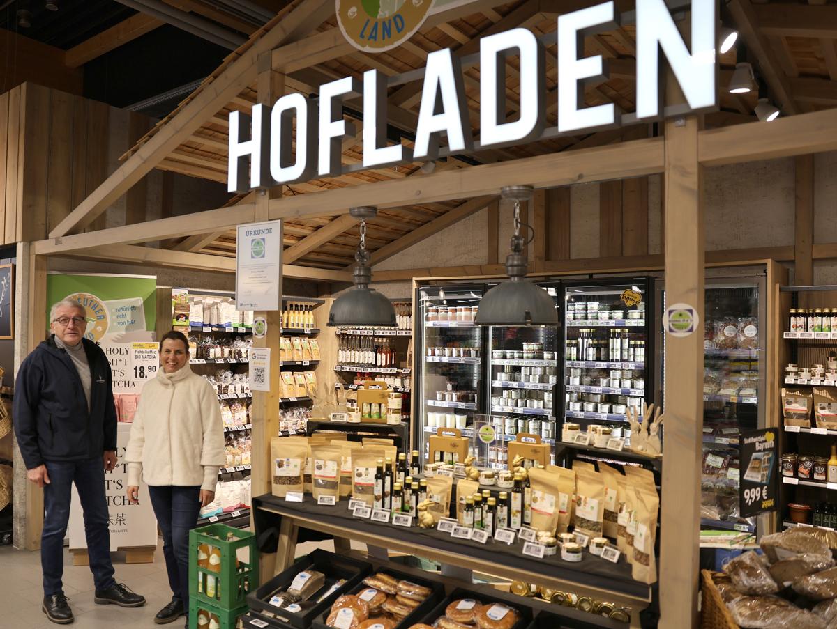 Man sieht Lothar Winkler, Leiter des Amts für Ländliche Entwicklung Oberfranken, und seine Mitarbeiterin Stefanie Krapp beim Besuch des innovativen Hofladens in Bayreuth.