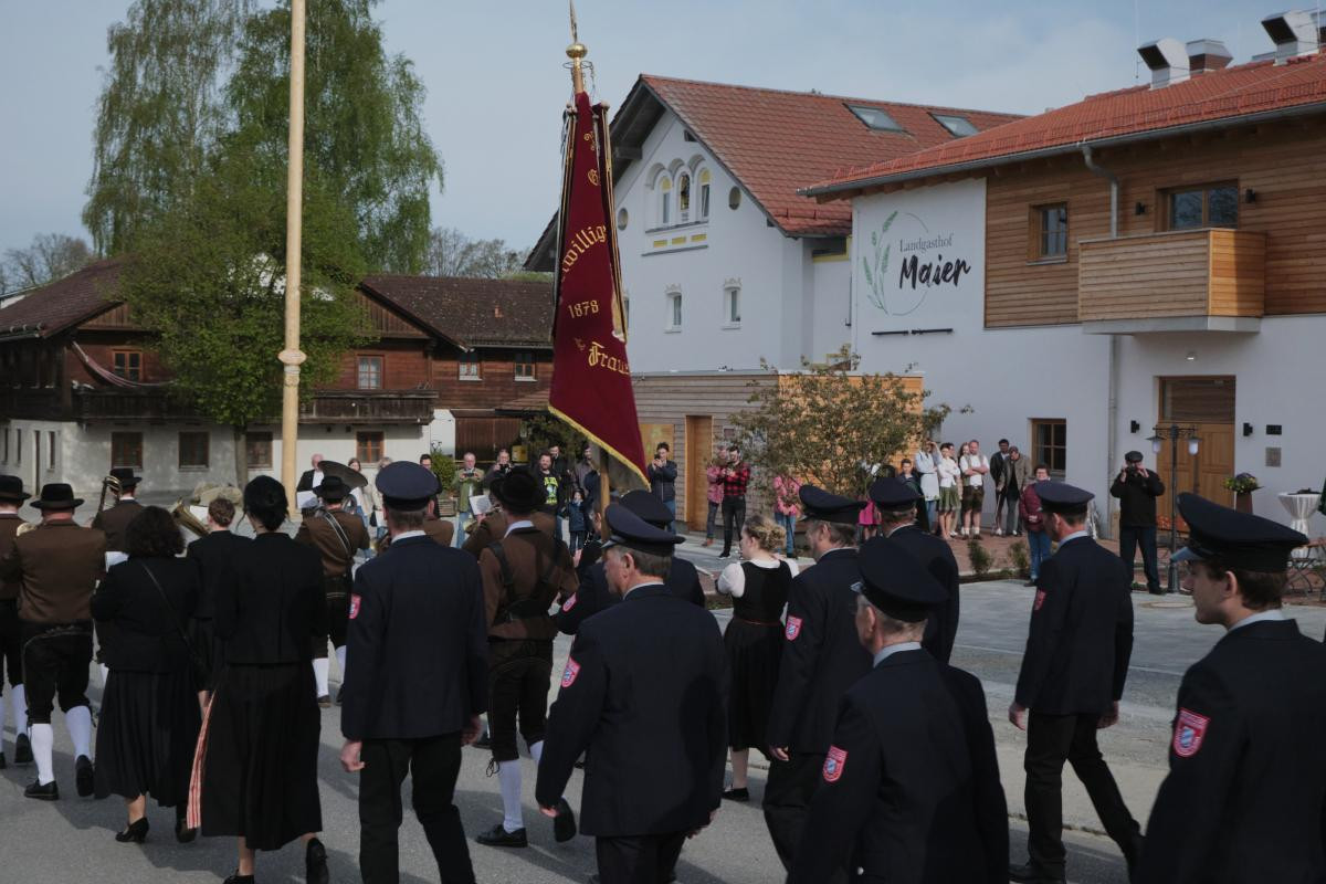 Eine große Menge Menschen geht in ein Wirtshaus