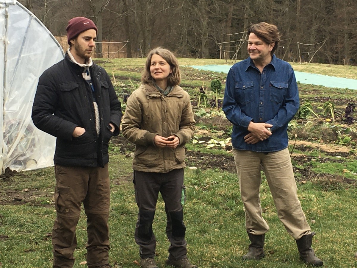 Simon Kappelmeyer, Jana Heenen, Tom Assmann (Verpächter) stehen auf dem Feld