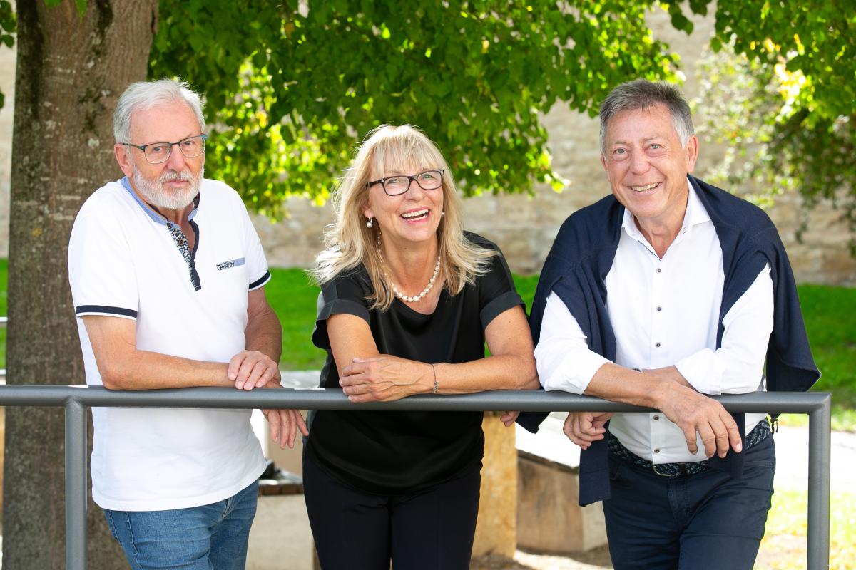 Man sieht das allio-Team. Ernst Burger (rechts) hat mit Beatrice Anelli und Bernd Falkenberg tatkräftige Unterstützung.