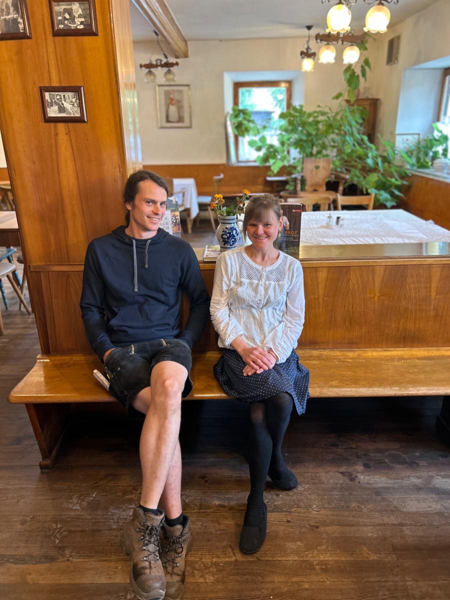 Nina und Jan Brehm sitzen in ihrer Wirtsstube