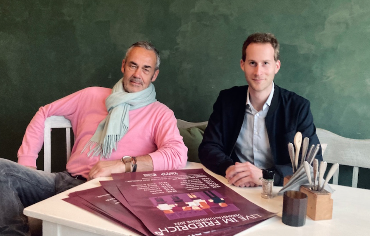 Die zwei HeimatUnternehmer Reisberger und Gilch sitzen im Café "das friedrich" und blicken freundlich in die Kamera.