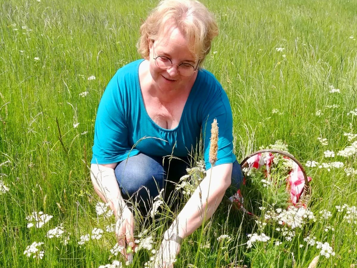 HeimatUnternehmerin Kerstin Rentsch erntet Bärwurz für das Garten-Kulinarium