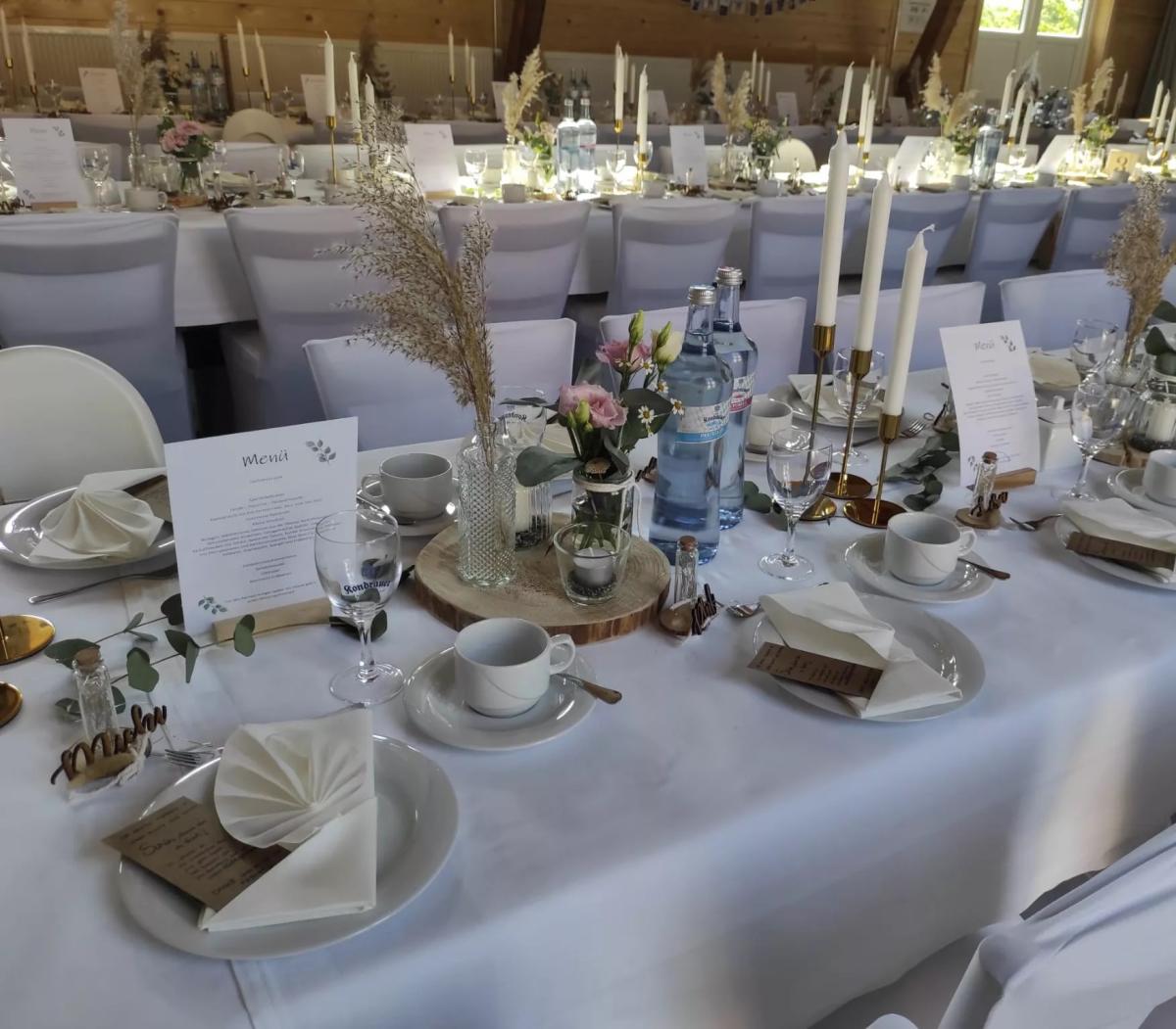 Man sieht den festlich geschmückten Stadel. Ob Hochzeiten oder Jubiläen - am Mühlenhof Mähring lässt es sich auch wunderbar Feste feiern!