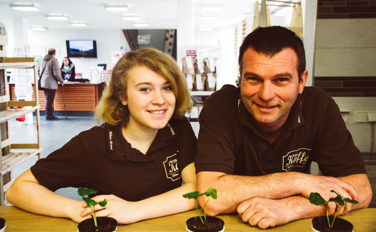 Schon als vierjähriges Mädchen stand Zoé mit ihrem Vater Rainer Bühner an kleinen Röstmaschine zu Hause. Die beiden beschäftigen sich derzeit mit fast nichts anderem als mit Kaffee im Allgemeinen und ihrem „Rhön Kaffee“ im Speziellen.