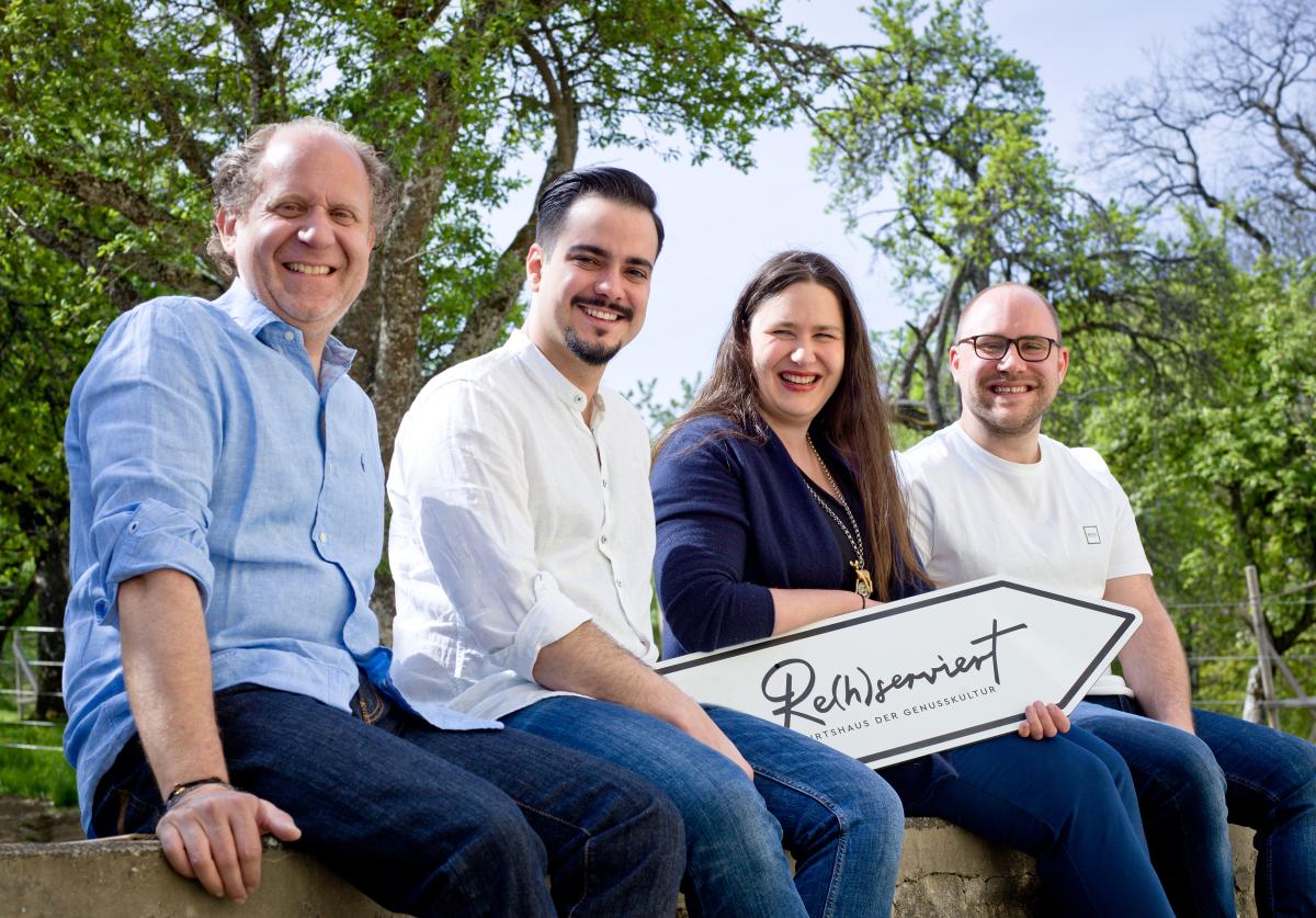 Man sieht die Macher hinter dem "Re(h)serviert: Benedikt Freiherr Poschinger, Fabio Cestari Oswald de Mesquita, Alexandra Freifrau Poschinger und Moritz Oswald de Mesquita.