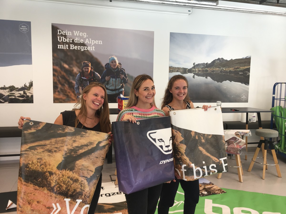 Kreativität macht glücklich - drei Mitarbeiterinnen mit  großen selbstgenähten Taschen aus LKW-Plane