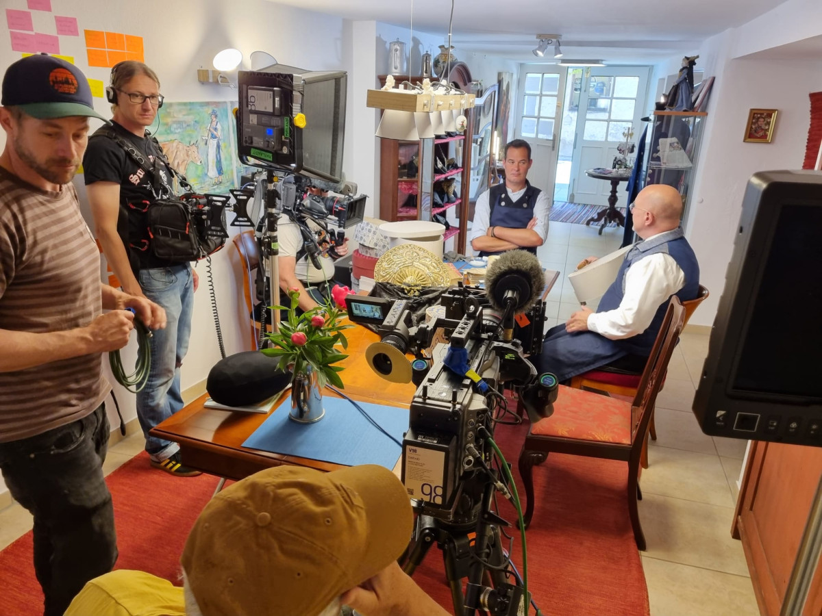 Allgäuer Tradition in der Hutschachtel, unterschiedliche Brauchtumspflege in Füssen im Ostallgäu, beim Besuch des BR-Fernsehens in der Dreherstraße 40 1/2
