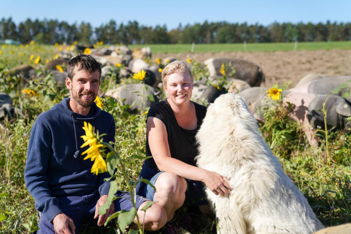 Ben und Johanna Berthold mit Herdenschutzhund und Weideschweinen