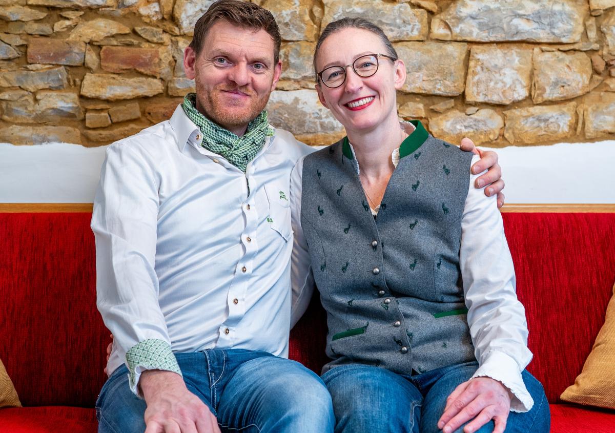 Man sieht Renate Röder und Jürgen Aurbach. Sie haben viel Energie und Mühe investiert. Heute sind sie stolz darauf, das sanierte Pfarrhaus für Gäste zu öffnen.