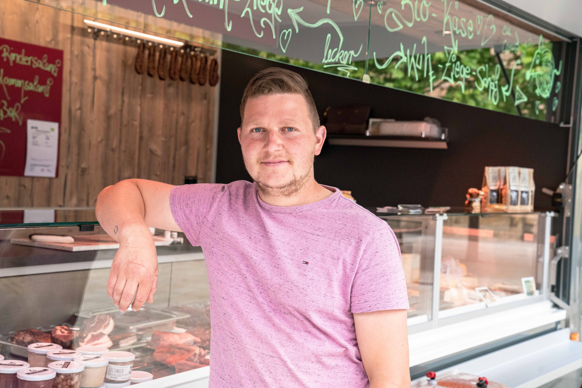 Jochen Albrecht lehnt an der Theke seines Verkaufsmobils.