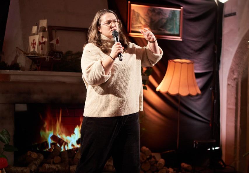 Theater-Pädagogin Christina Wehner auf einer Bühne in Aktion.