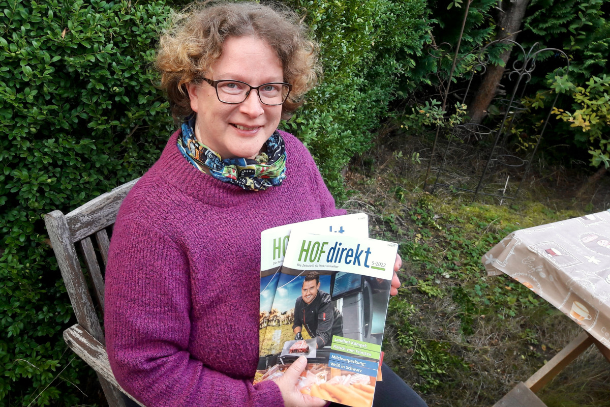 Marion Deinlein hält Fachmagazin HOF direkt in den Händen.