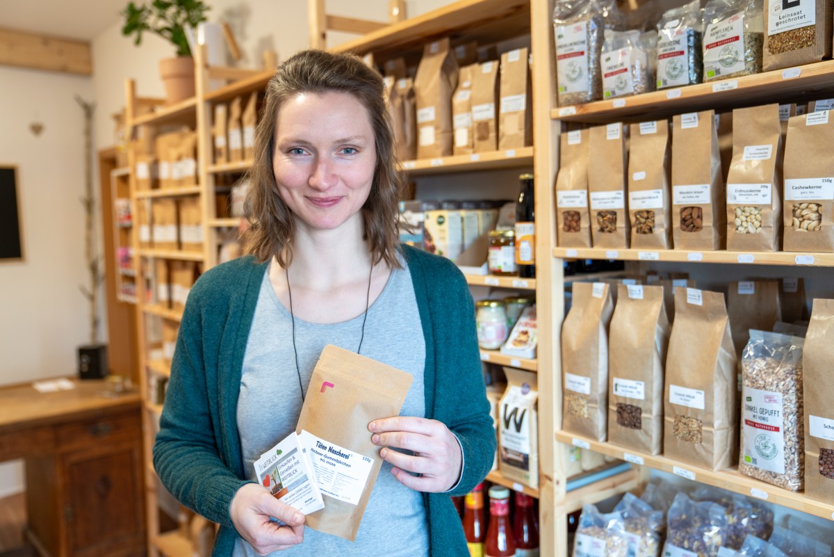 HeimatUnternehmerin Eva Dekarski in ihrem nachhaltigen Selbstbedienungsladen