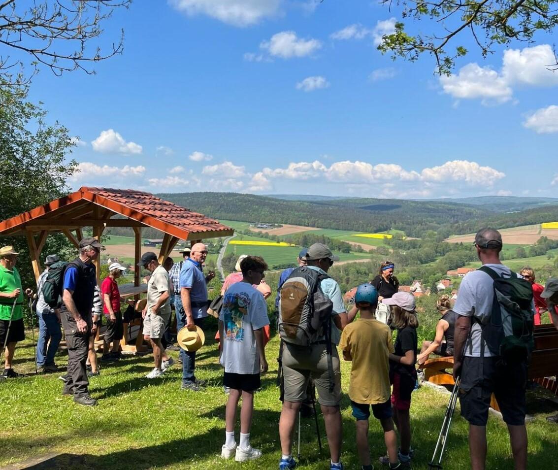 Menschen stehen zusammen in der Landschaft