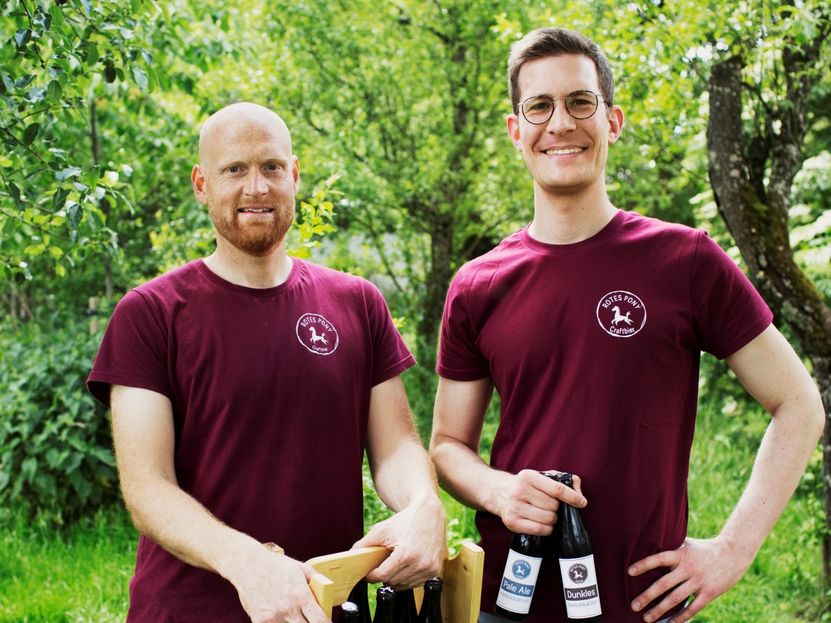 Portraitfoto der jungen Gründer des Food-Start-Ups Rotes Pony Bio-Craftbier