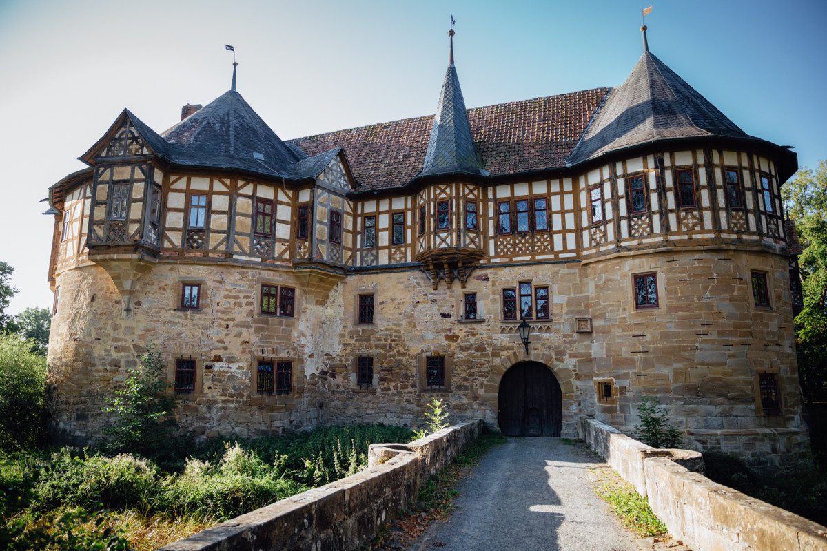 Das 500 Jahre alte Wasserschloss von Irmelshausen