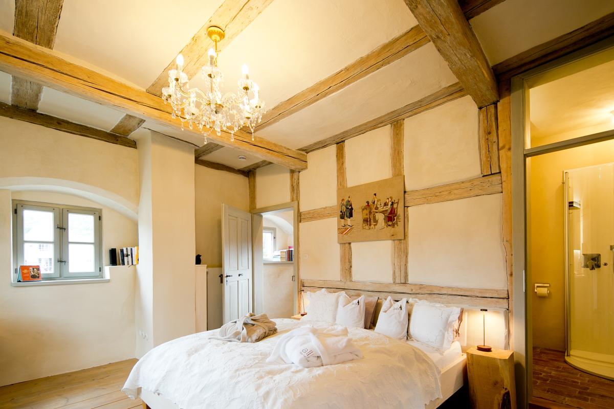 Komfortabel schlafen - das konnten im Mittelalter die wenigsten. Im allio-Turm ist beides möglich: Den Geist vergangener Zeiten spüren und trotzdem erholsam ruhen.