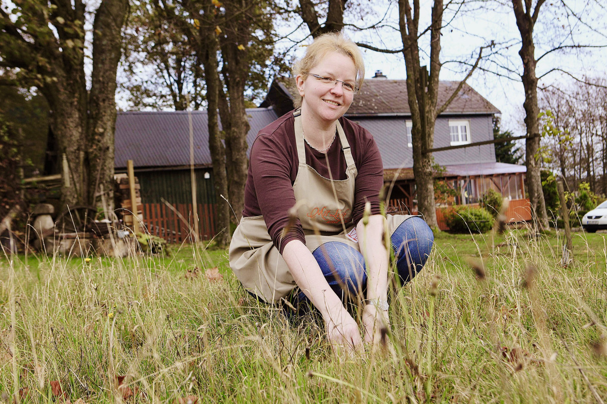 Kerstin Rentsch auf einer Wiese vor der Finkenburg