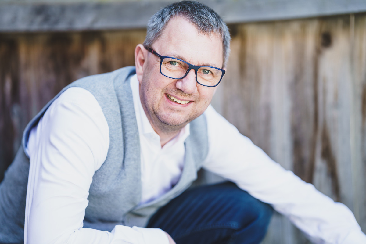 Lorenz Bieringer vor seinem Seminarhaus in Niederbayern.