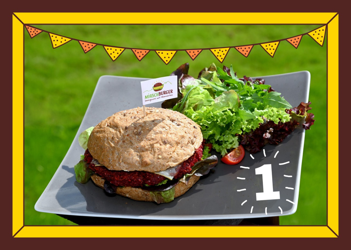 Vegetarischer Burger mit Tomate, Salt und Geburtstagsgirlande
