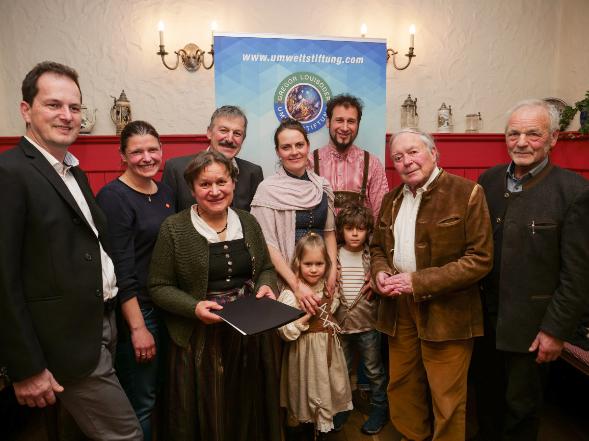 Preisverleihung: Stiftungsvorstand Claus Obermeier, Agnes Becker (Initiatorin Artenvielfalt-Volksbegehren), Maria und Hans Lochbrunner, Alice und Albert Lochbrunner mit Linda und Lenz, Dieter Wieland (Dokumentarfilmer), Stephan Kreppold (Bio-Landwirt)