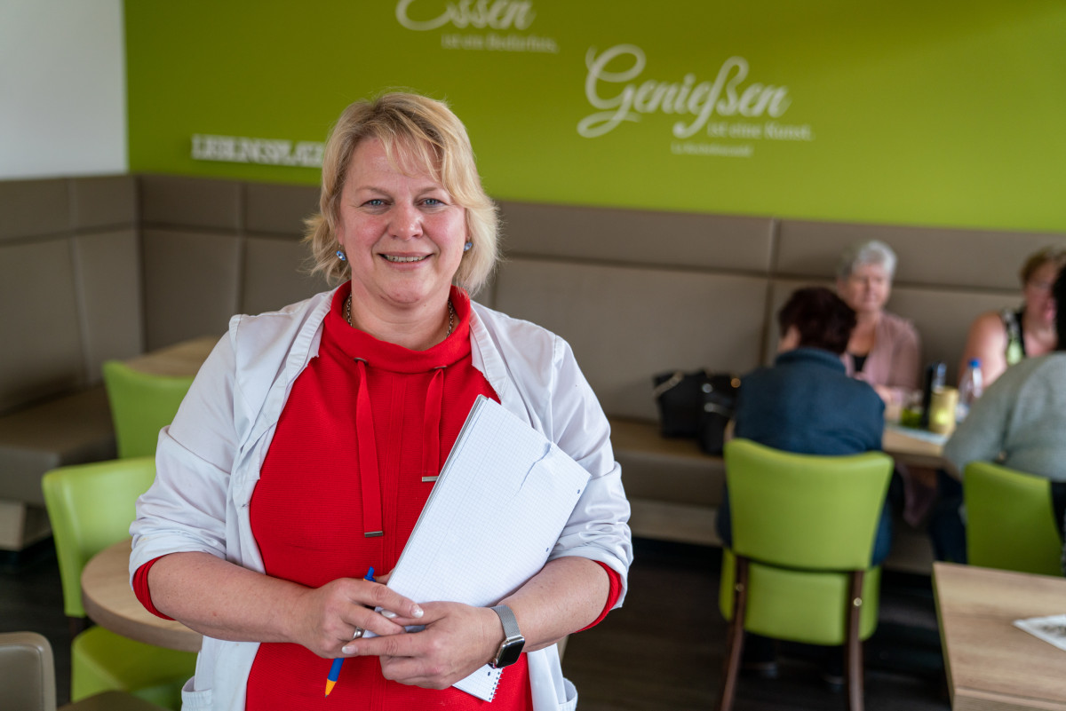 Sylvia Schatz-Seidel in ihrem Bäckerei-Café in Gesees