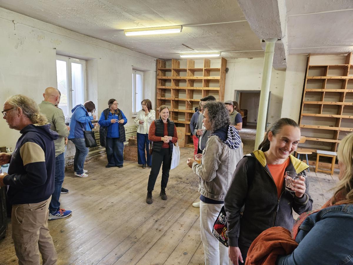 Eine Gruppe Menschen in der historischen Pinselfabrik: Treffen der HeimatUnternehmen aus der Region Mittelfranken