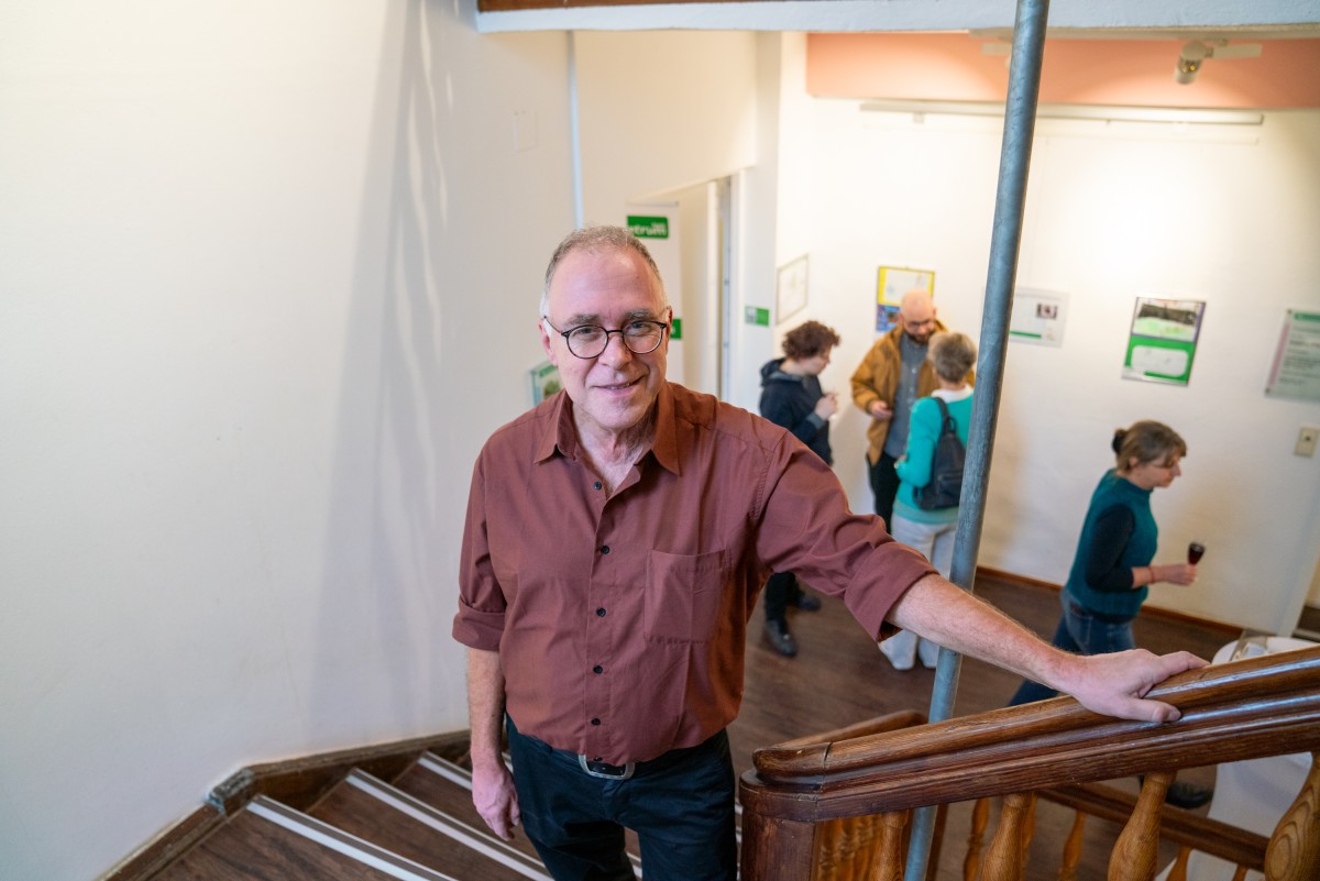 Martin Wiesend im Treppenhaus des Gesundheitszentrums.