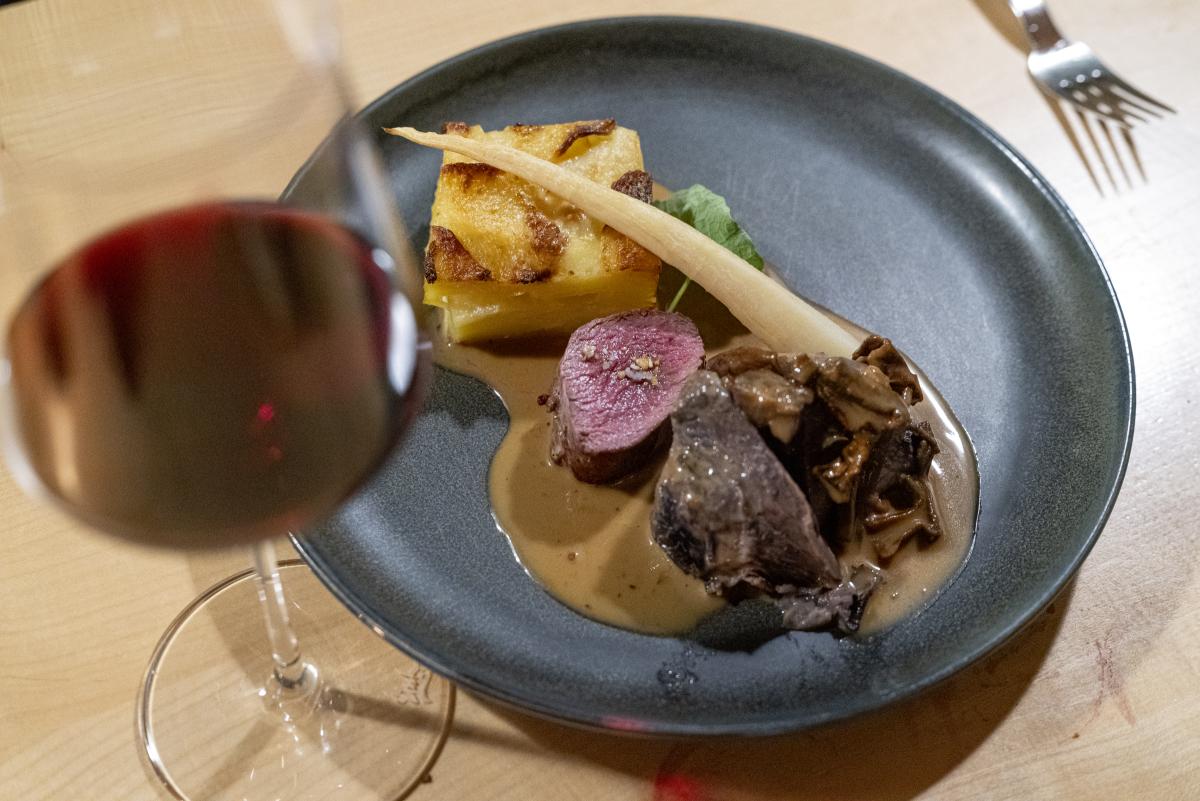 Man sieht ein köstliches Gericht. Wer nach Oberfrauenau kommt, kann einfach  mal die Seele baumeln lassen und genießen.