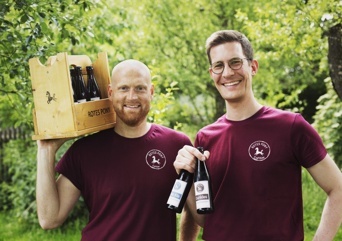 Zwei junge bayerischen Unternehmer zeigen ihr hauseigenes ökologisches Bier