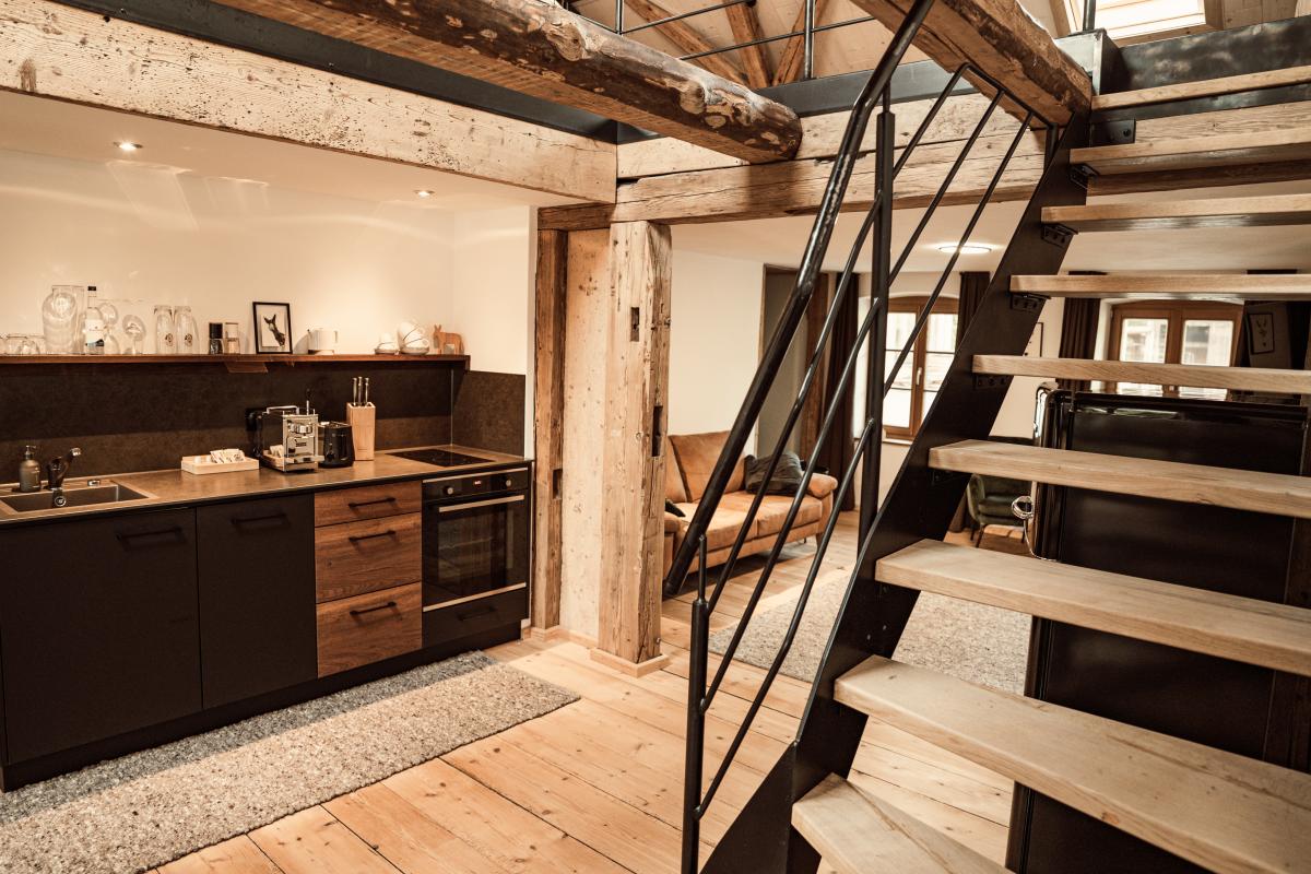 Innenansicht einer Ferienwohnung mit Küche und Treppe