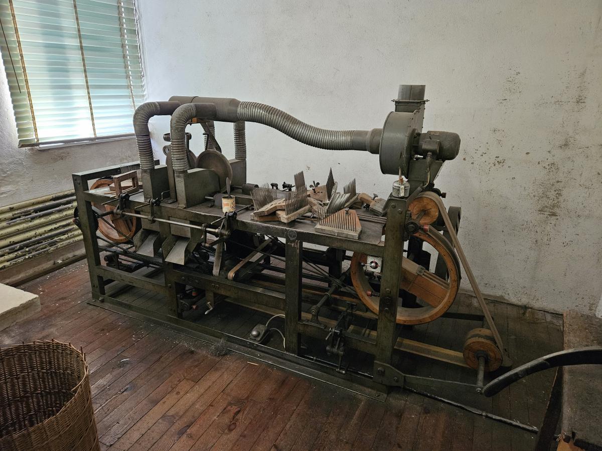 Maschine aus der historischen Pinselfabrik. Der Charme des alten Gebäudes bleibt erhalten.