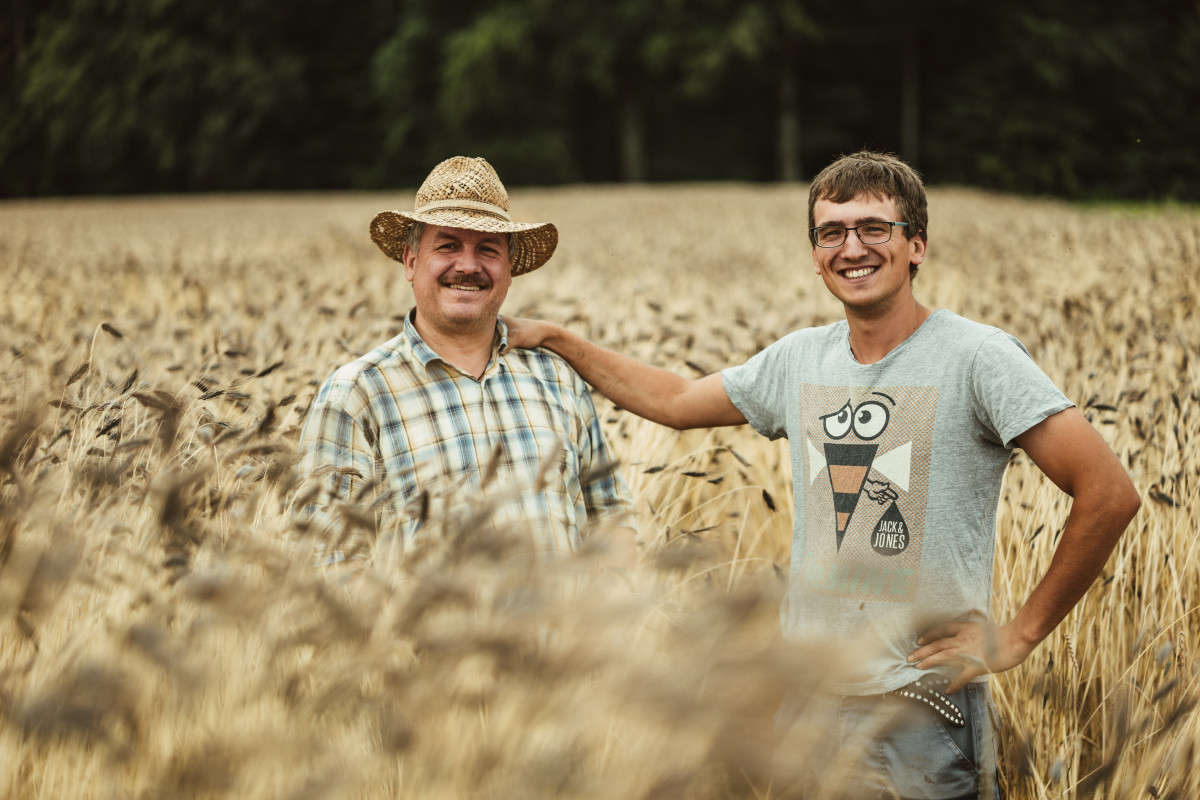 Die Zukunft fest im Blick haben Christian und Jakob Mögele vom Strausser Hof in Döpshofen: Gemeinsam arbeiten sie daran, ihre kleine Landwirtschaft nachhaltig aufzustellen.