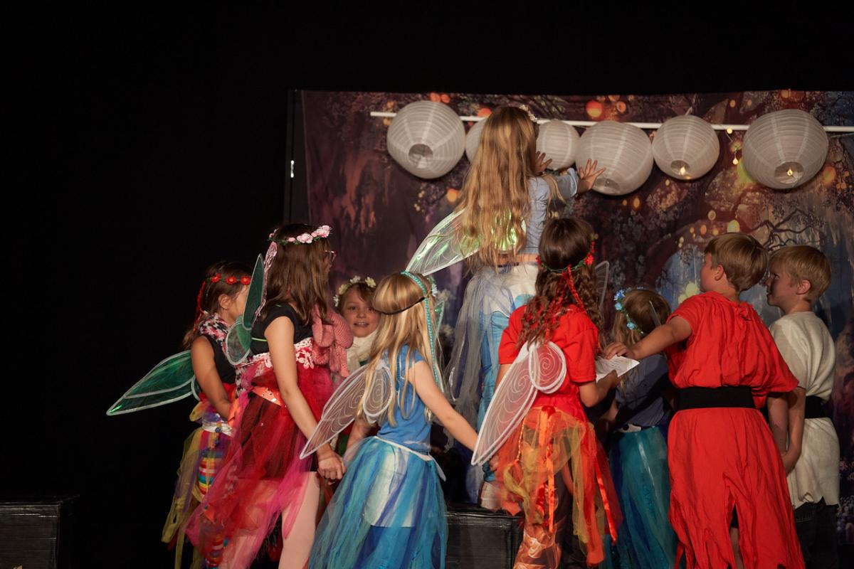 Kinder auf einer Bühne. Junge Menschen fürs Theater begeistern - und ihnen nebenbei Selbstvertrauen vermitteln. Das ist das Ziel von Christina Wehner.