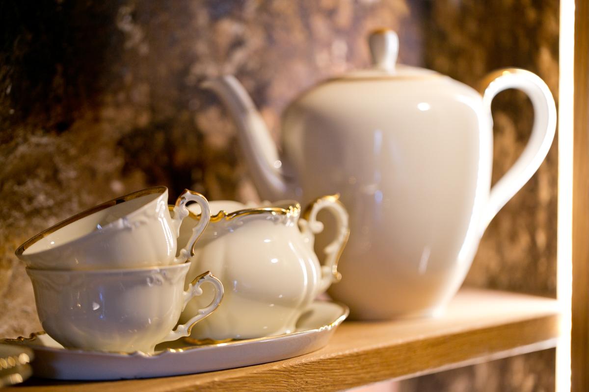 Liebevoll bis ins Detail: Im allio-Turm gibt es viel Wohltuendes fürs Auge, vom historischen Mauerwerk bis zum Geschirr.