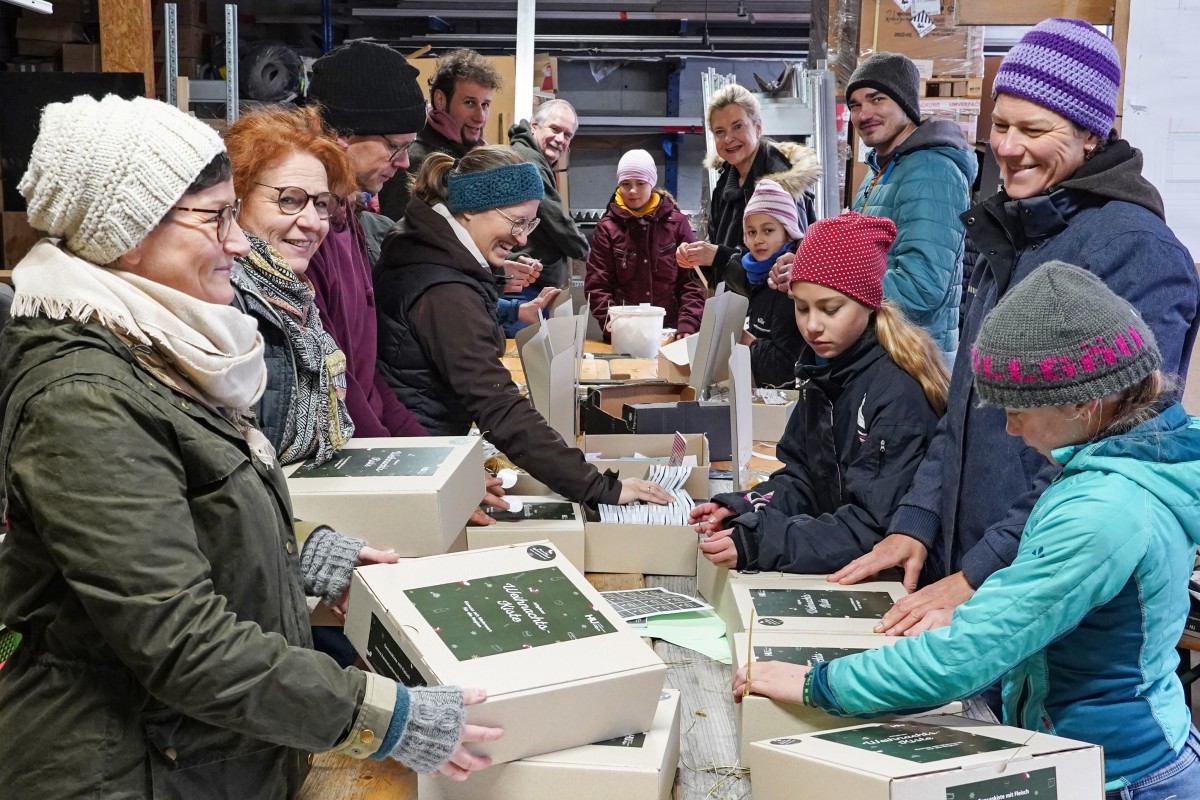 Zum gemeinsamen Packen der Weihnachts-Genusskisten trafen sich die HeimatUnternehmer an zwei Samstagen auf dem Oberstixner-Hof in Missen-Wilhams.