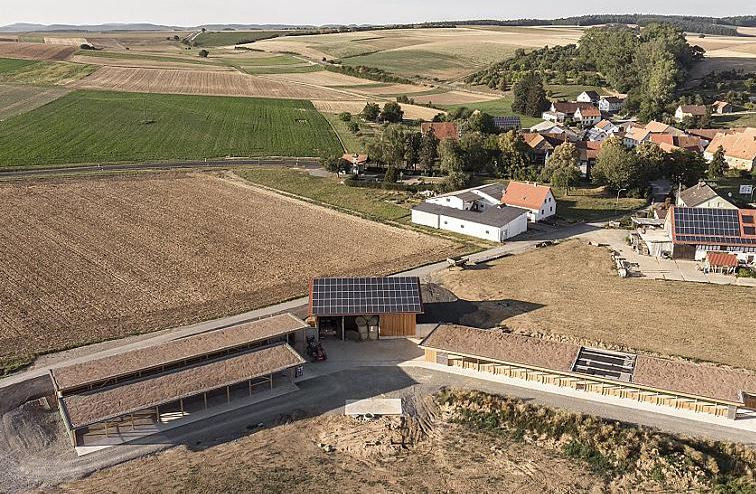 Am Biohof May in Junkershausen wurden sowohl die beiden Ställe als auch die Lagerhalle komplett in Holzrahmenbauweise errichtet. Alles aus unbehandeltem und zertifiziertem Holz – auch die Fenster. Foto: Tom Bauer/AdPhotography