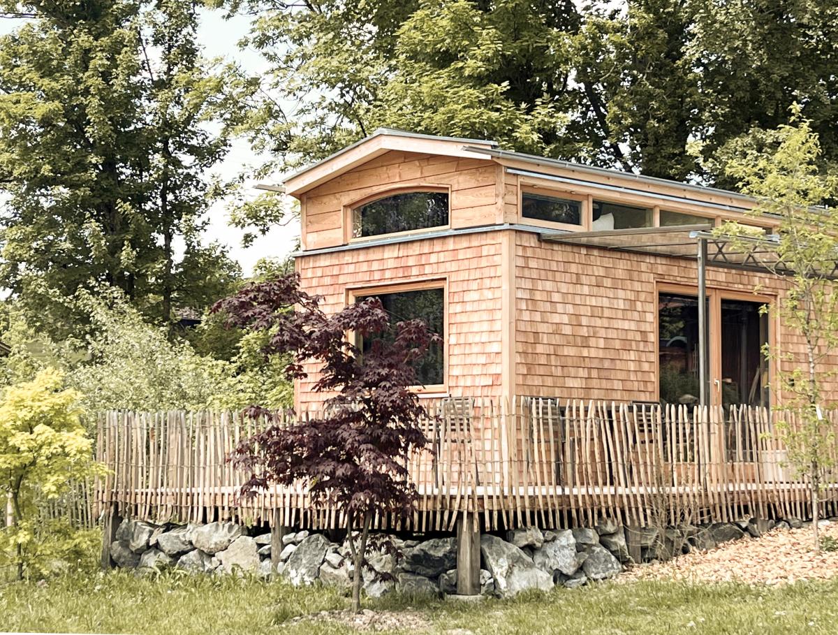 Anicht eines kleinen Häuschens mit Garten