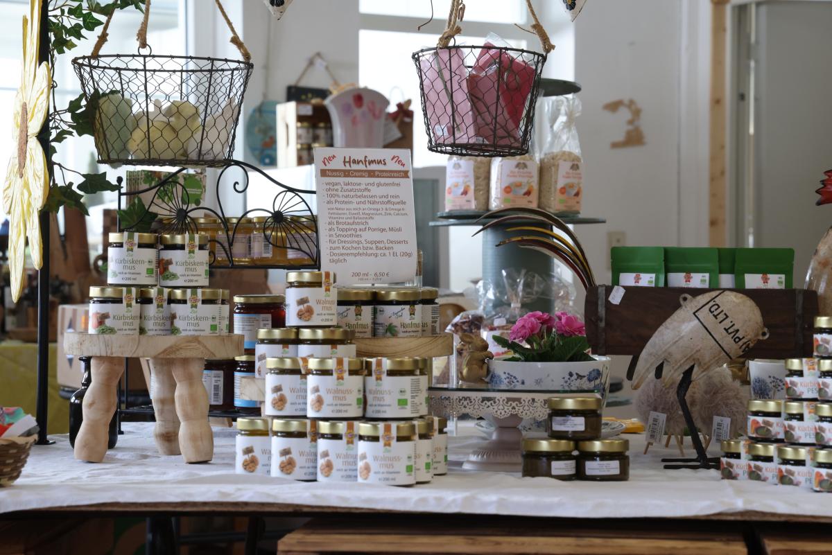 Nicht nur Öle, auch andere regionale Produkte wie Brotaufstriche zählen zum Sortiment der Ölmühle Bayreuth, die auch einen eigenen Laden betreibt